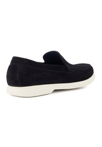 Marineblauwe suède instap schoenen met een lage hak, witte rubberen zool en contrasterende stiksels. Rond afgesneden neus en ontspannen kraagontwerp.