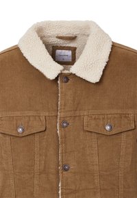 Bruine corduroy jas met een creme-kleurige nepbontkraag, voorzien van zilverkleurige knopen, klepzakken en een label aan de binnenkant.