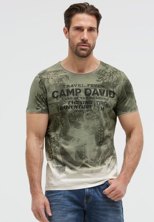 Camp David, CAMP DAVID T-SHIRT MIT ALL OVER PRINT UND SPRAY-WASH-EFFEKT - T-Shirt print - green olive
