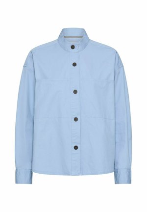 Jasnoniebieska koszula z długim rękawem i stójką, z pięcioma czarnymi guzikami na przodzie oraz widocznym poziomym przeszyciem na wysokości klatki piersiowej i rękawów.