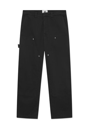 I pantaloni di cotone neri presentano un taglio dritto, cuciture evidenti, tasche laterali e dettagli in metallo sulla parte anteriore.