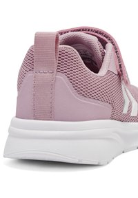 Roze mesh sneaker met een gewatteerde kraag, witte rubberen zool en een contrasterende trekhaak aan de hiel voor eenvoudig aan- en uittrekken.