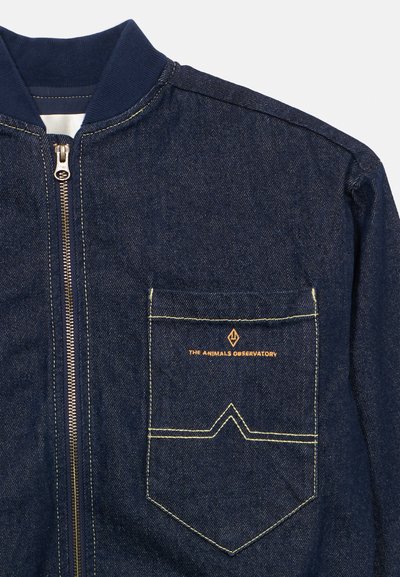 Σκούρο μπλε τζιν μπουφάν με φερμουάρ μπροστά, ριμπ γιακά και τσέπη στο στήθος με κίτρινη ραφή και λογότυπο "The Animals Observatory".