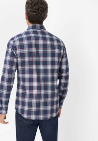 Flanellhemd mit einem karierten Muster in Blau, Rot und Weiß, langen Ärmeln, Knopfmanschetten und klassischem Kragen. Weiche Textur, gerader Saum.