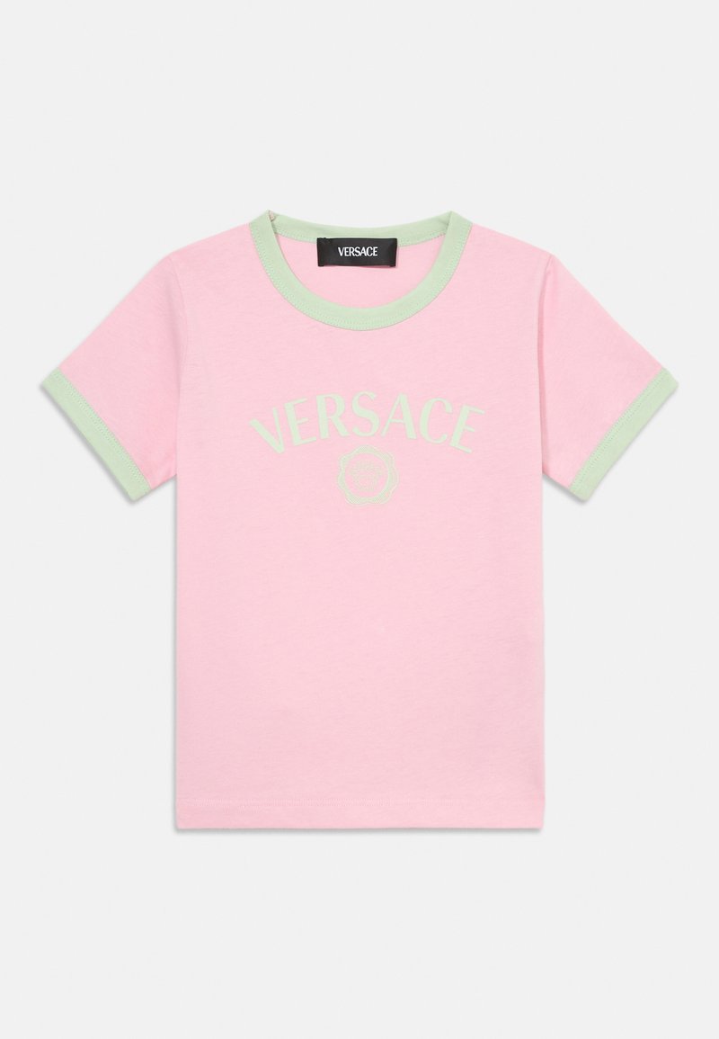 T-shirt de algodão rosa com acabamento em verde canelado. Apresenta o logótipo "VERSACE" em verde claro, decote redondo e mangas curtas.