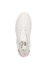Sneaker en cuir blanc avec un bout perforé, des lacets plats et un logo embossé. Présente un accent rose au niveau du talon et une semelle intérieure rembourrée.
