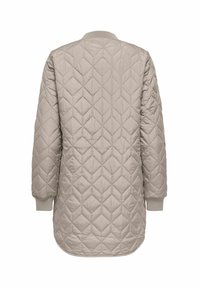 Quiltet lang jakke i lys beige stof, med diamantmønstre, ribbede manchetter og en afrundet bund for ekstra dækning.
