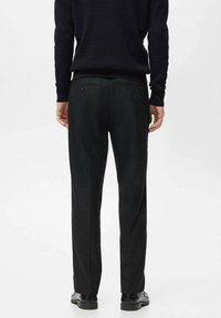 �Černé kalhoty se střihem rovného nohavice, vyrobené z hladké tkáně, s dvěma zadními kapsami a jemnými detailem šití.