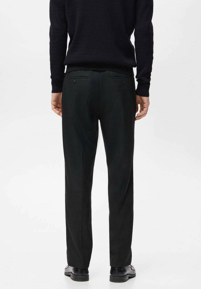 Pantaloni neri con design a gamba dritta, realizzati in un tessuto liscio, con due tasche posteriori e dettagli di cucitura discreti.