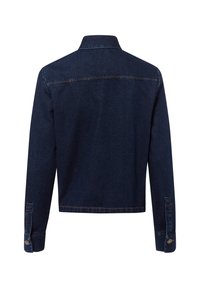 Giacca in denim blu scuro con colletto, maniche lunghe, polsini abbottonati e design corto. Presenta cuciture a contrasto sui punti di giunzione.