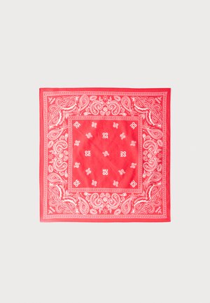 Červený bandana s bielymi paisley vzormi a malým nápisom "HUGO" rovnomerne potlačeným na tkanine na jednoduchom svetlom pozadí.