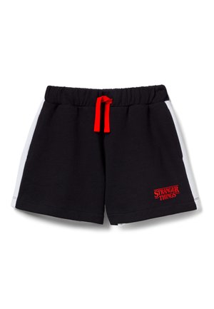 Shorts noirs avec des bandes blanches sur les côtés, une taille élastique avec des cordons de serrage rouges, et un logo "Stranger Things" rouge en bas à droite.