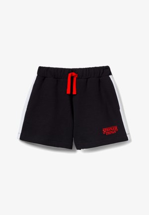 Schwarze Shorts mit weißen Seitenstreifen, einem elastischen Bund mit roten Kordelzügen und einem roten "Stranger Things"-Logo unten rechts.