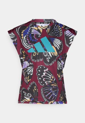 T-shirt de sport à manches courtes, de couleur marron et noire, avec un imprimé de papillon ; détail de logo turquoise ; texture de tissu lisse.