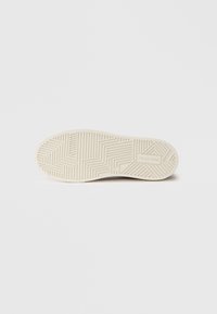 Λαστιχένια σόλα παπουτσιού σε ανοικτό λευκό χρώμα με υφή ζιγκ ζαγκ για καλύτερο κράτημα. Διαθέτει στρογγυλεμένη μύτη και ελαφριά καμάρα για άνεση.