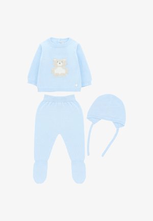 Conjunto de bebé de punto en azul claro con un diseño de oso en el suéter, incluye pantalones con fondo cerrado y un gorro a juego.