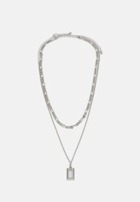 Collana d'argento con due catene sovrapposte; presenta un pendente rettangolare con una superficie liscia, che mette in risalto una finitura metallica lucida.