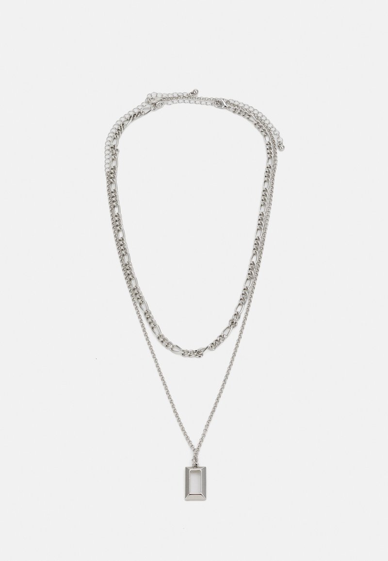 Collana d'argento con due catene sovrapposte; presenta un pendente rettangolare con una superficie liscia, che mette in risalto una finitura metallica lucida.