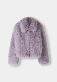 Krydret lilla pelsjakke med bred krave, lange ærmer og en blød, fluffy tekstur. Lukning foran er ikke synlig.