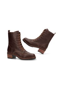 Botas de tobillo de cuero marrón con un diseño de cordones, acabado texturizado, tacón apilado y acentos marrones contrastantes en la suela y los cordones.