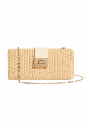 Rektangulær beige vævet clutch med cremefarvet læderstrop og gyldent rektangulært spænde, med en tynd gylden kæde til skulderrem.