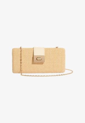 Rektangulær beige vævet clutch med cremefarvet læderstrop og gyldent rektangulært spænde, med en tynd gylden kæde til skulderrem.