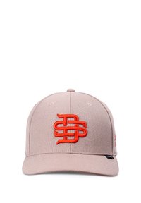 Gorra de béisbol marrón claro con un logo entrelazado de "S" y "D" en rojo bordado en el centro del panel frontal.