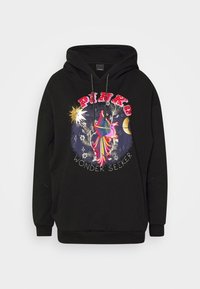 Svart hoodie med färggrafisk design som har en rosa fågel, stjärnor och texten "WONDER SEEKER". Tillverkad av mjukt, texturerat tyg.