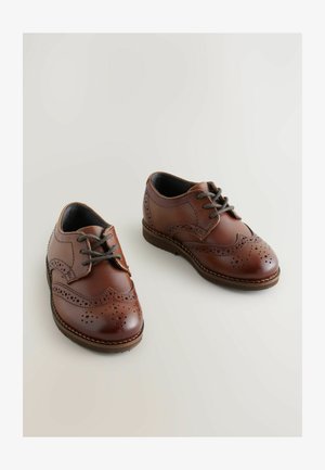 Hnedé kožené spoločenské topánky s perforovanými detailami, šnurovaním a zaoblenou špičkou. Majú hladký povrch a nízky gumový podpätok.