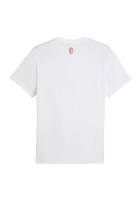 Weißes T-Shirt mit kurzen Ärmeln und einem kleinen roten ovalen Logo nahe dem oberen Rückenhals auf einem einfarbigen Hintergrund.