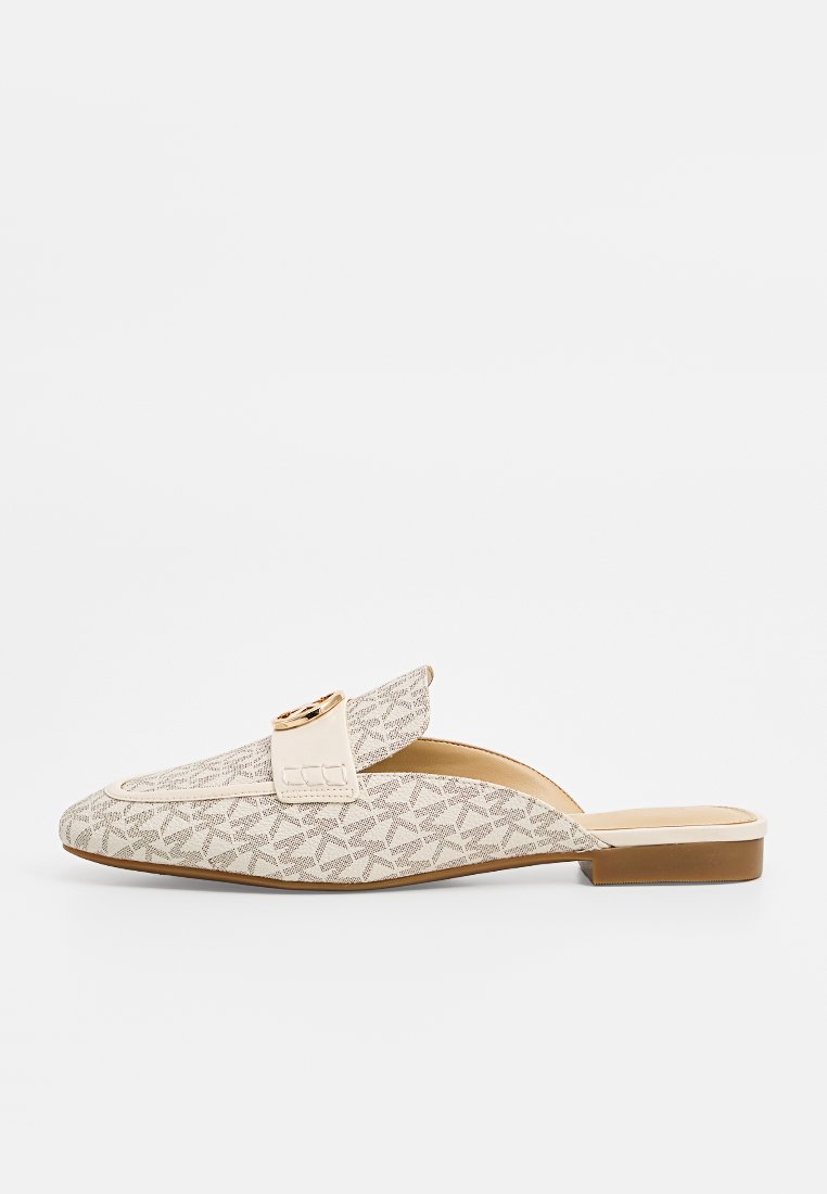 Beige instap schoenen met een textuurstof en een herhalend sterrenpatroon, een gouden gesp accent en een platte zool.