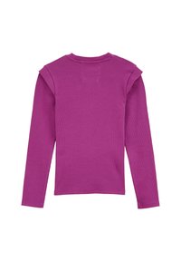 Chemise à manches longues de couleur rose vif, texture côtelée, avec des accents aux épaules, col rond et une petite étiquette rectangulaire à l'arrière.