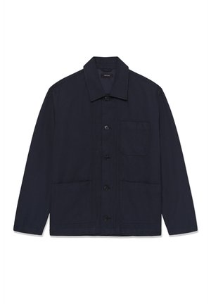 Marineblaue Baumwolljacke mit spitzem Kragen, Knopfleiste vorne und zwei aufgesetzten Taschen, davon eine auf der linken Seite.