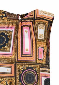 Kurzarmpullover aus glänzendem Stoff mit einem gemusterten Design in Gold, Rosa und Schwarz; Rückwärtiger Ausschnitt mit Schlüssellochverschluss.