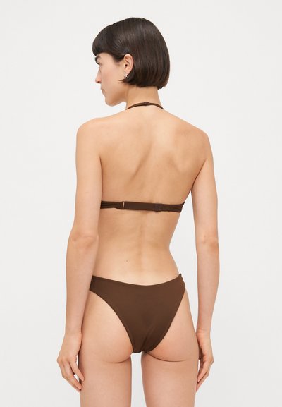 Set di bikini marrone con top a collo alto e slip a vita alta. Tessuto liscio con cuciture minime e una semplice chiusura sul retro.