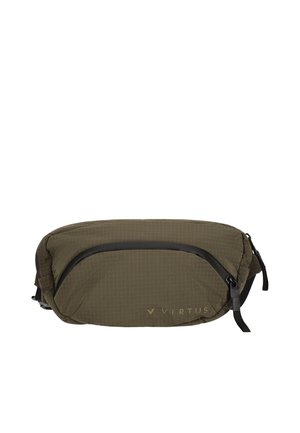 Homme portant un sweat-shirt et un pantalon noirs Virtus avec des baskets noires, portant un sac bandoulière vert olive, debout et regardant sur le côté.