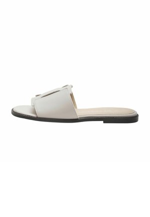 Sandales coulissantes en cuir blanc avec un bout ouvert, présentant un design simple et une semelle noire plate. Dessus texturé avec des accents minimaux.