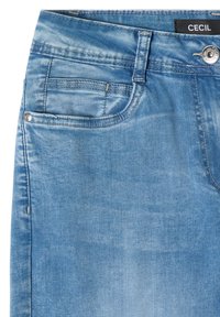 Jean en denim bleu clair avec poches avant, passants pour ceinture, bouton argenté et étiquette noire avec le nom de la marque "Cecil" visible.