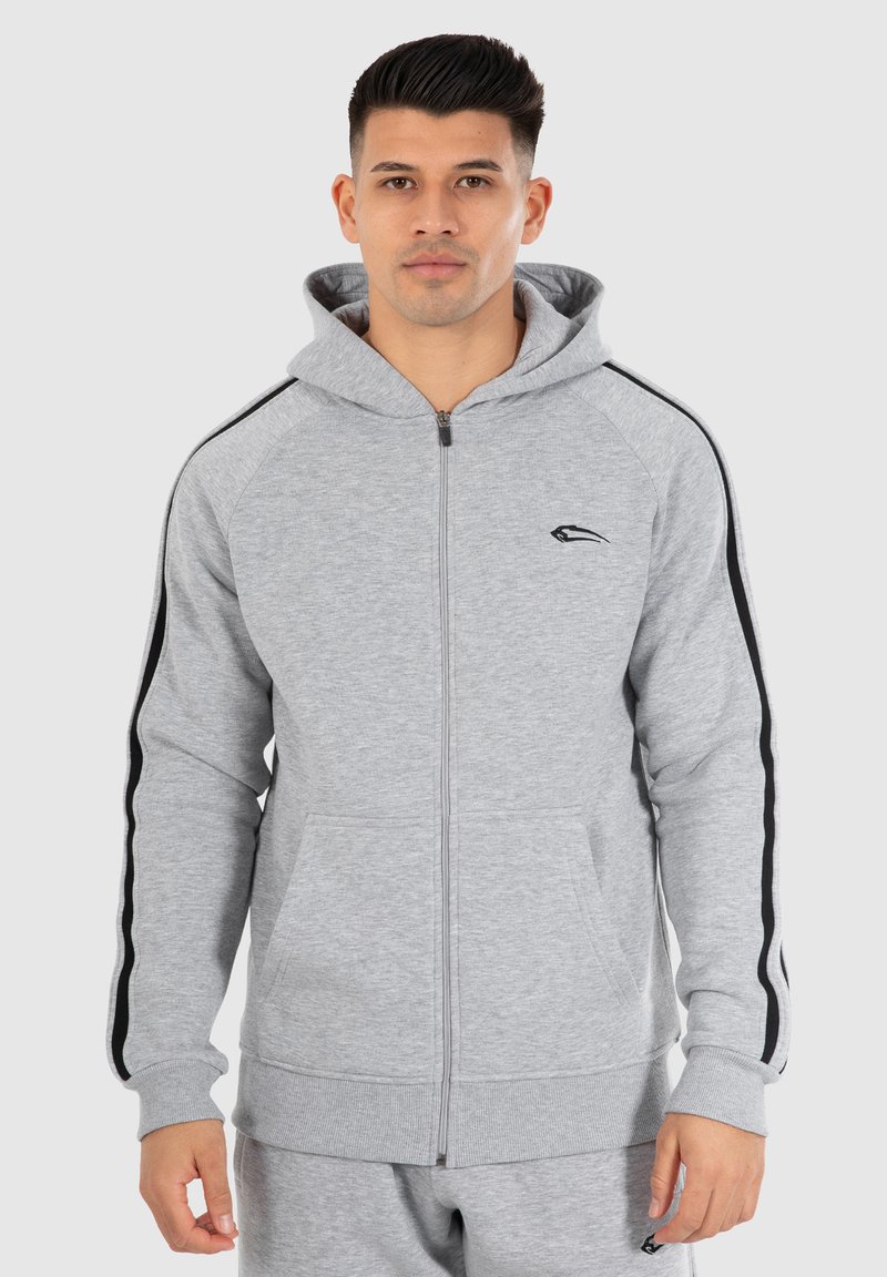 Grijze zip-up hoodie van een katoenmix. Bevat zwarte zijde-strepen en een kangoeroezak. Inclusief een capuchon met trekkoord en geribbelde manchetten.