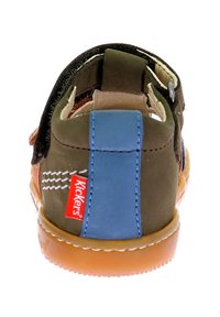 Chaussure en cuir marron et bleu avec une arrière arrondie, des coutures contrastantes et une semelle en caoutchouc. Présente une étiquette avec le logo Kickers rouge.