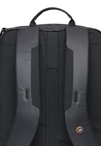 Svart vadderade ryggsäcksremmar med nätbakgrund och en liten rund logotyp som föreställer en mammut på den nedre högra remmen.