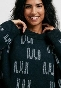 Emmamalena Stickad tröja - svart