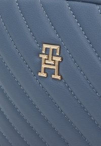Tommy Hilfiger POPPY REFORM CAMERA BAG - Borsa a tracolla - faded ink