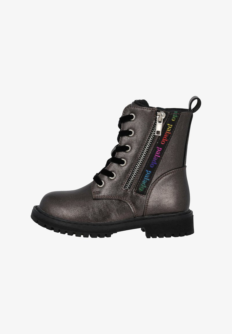 Botas de tobillo gris metálico con una superficie texturizada, que presentan un diseño de cordones en la parte delantera y una cremallera lateral con una marca colorida. Suela de goma negra.