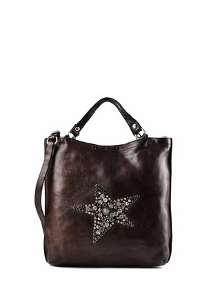 Bolso de mano de cuero marrón oscuro con un gran diseño de estrella hecho de tachuelas metálicas en el frente, con dos asas cortas y una correa larga.