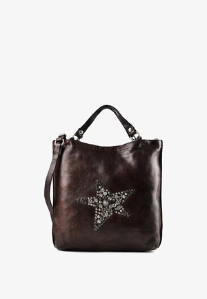 Borsa a mano in pelle marrone scuro con grande motivo a stella realizzato con borchie metalliche sulla parte frontale, con due manici corti e una tracolla lunga.