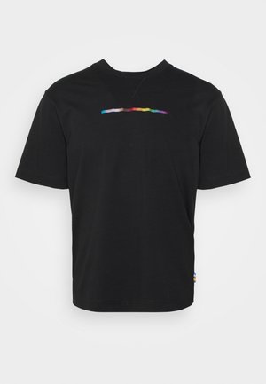 Czarna koszulka z krótkim rękawem z małym, poziomym logo Calvin Klein w kolorach tęczy na piersi oraz metką z tęczową flagą na bocznym szwie.