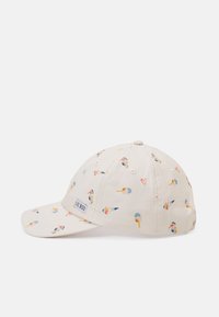 Helle beige Baseballmütze mit einem bunten Allover-Eiscreme-Muster. Sie hat einen geschwungenen Schild und ein angenähtes Etikett auf der Vorderseite.