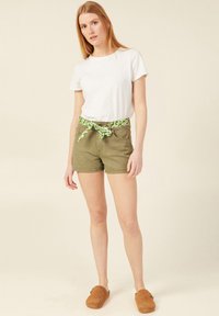 BONOBO Jeans STRAIGHT MIT GÜRTEL - Shorts vaqueros - vert kaki