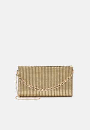 Clutch rettangolare dorata con texture a costine verticali e tracolla decorativa in catena dorata su sfondo bianco.